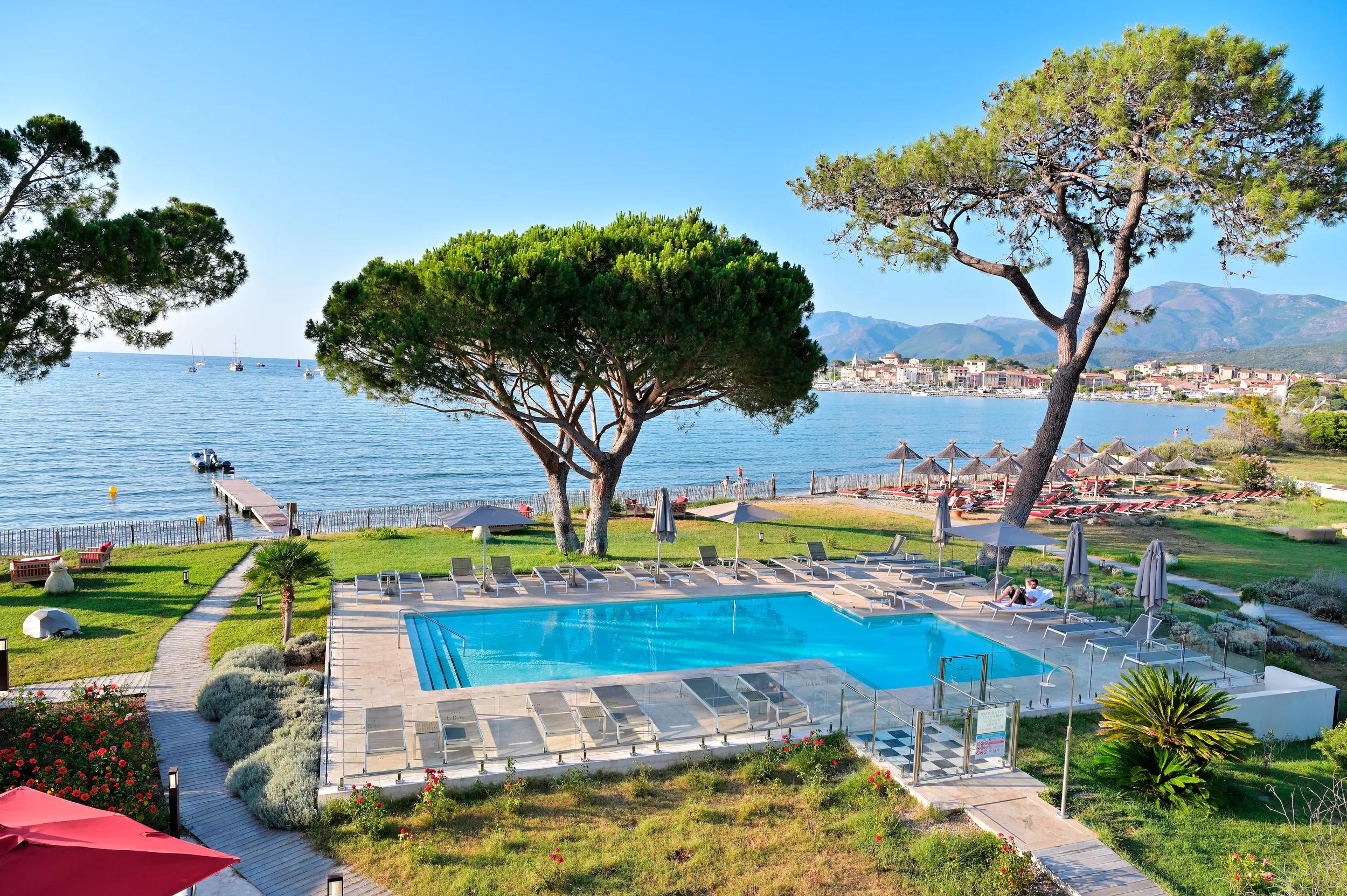 Piscine avec vue sur mer à l'hôtel La Roya 4 étoiles à Saint-Florent